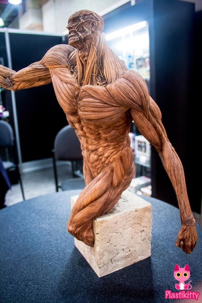 colossal titan statue by good smile company